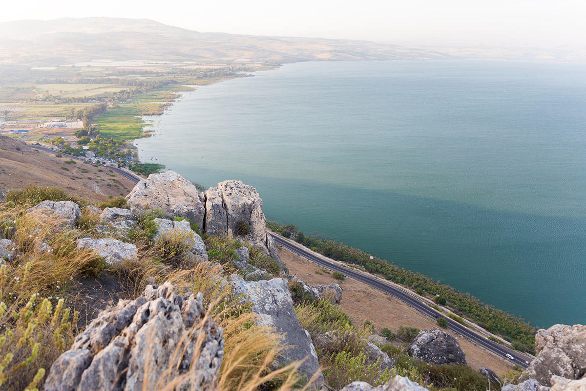 Blick vom Arbel Cliff auf den See Genezareth am Israel National Trail